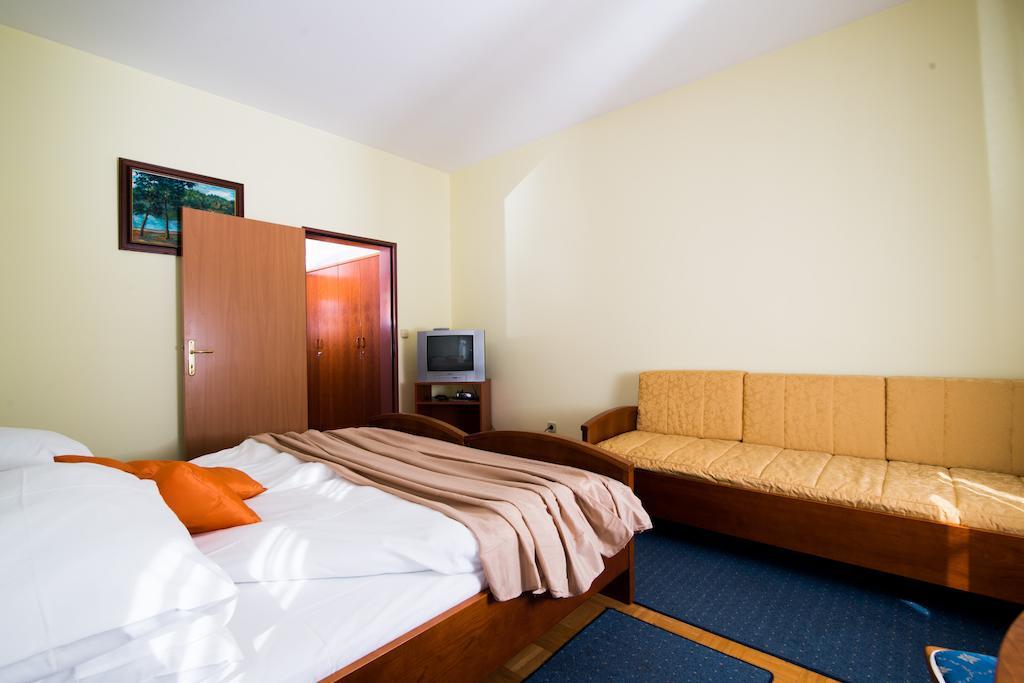 Garni Hotel Vila Ana Rogaška Slatina Quarto foto